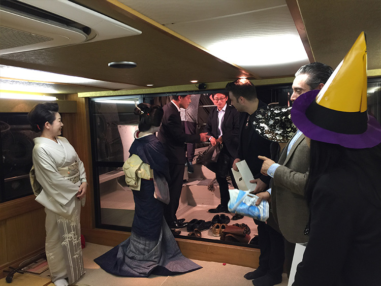 日本旅行中の乗合屋形船宴会のお客様