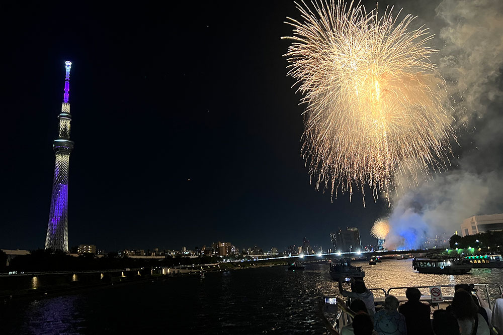 第一会場の花火を楽しむ屋形船