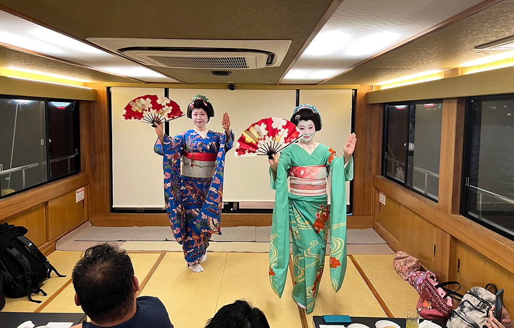 振袖さん舞踊画像
