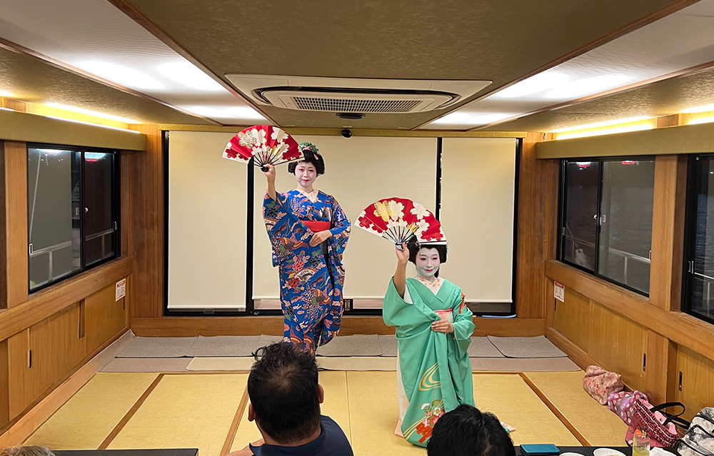 舞踊の披露