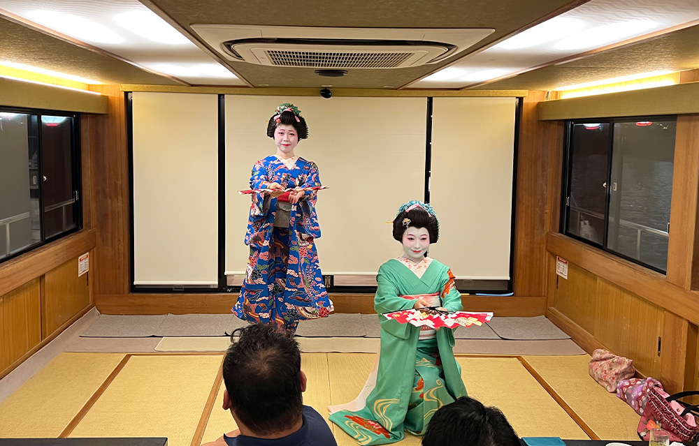 舞踊の披露