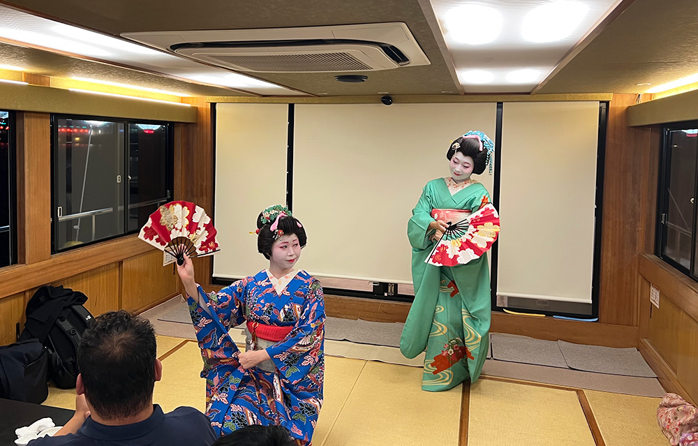 舞踊の披露
