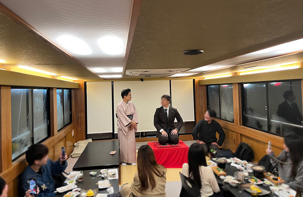 貸切屋形船で寄席演芸会画像