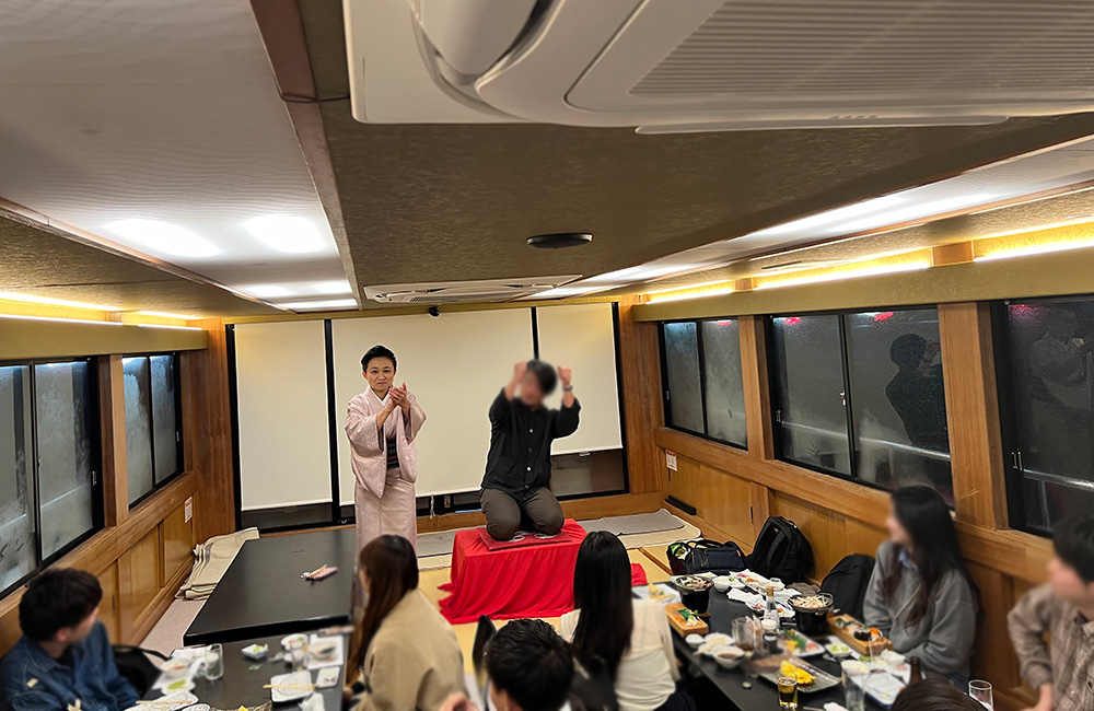 貸切屋形船で寄席演芸会画像