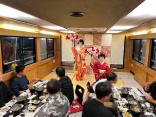 伝統舞踊とお座敷遊びに触れる貸切屋形船体験画像