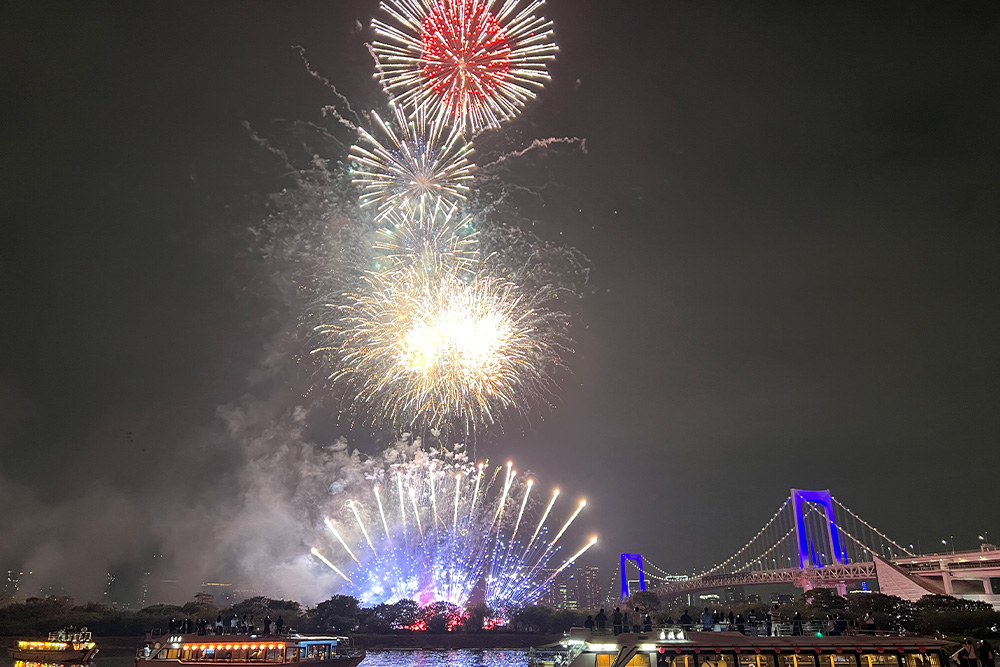 アメリカ建国250年を記念する花火やドローンショー画像