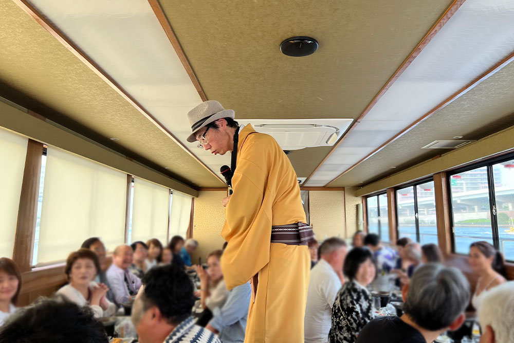 紙切り名人芸と漫談パフォーマンス