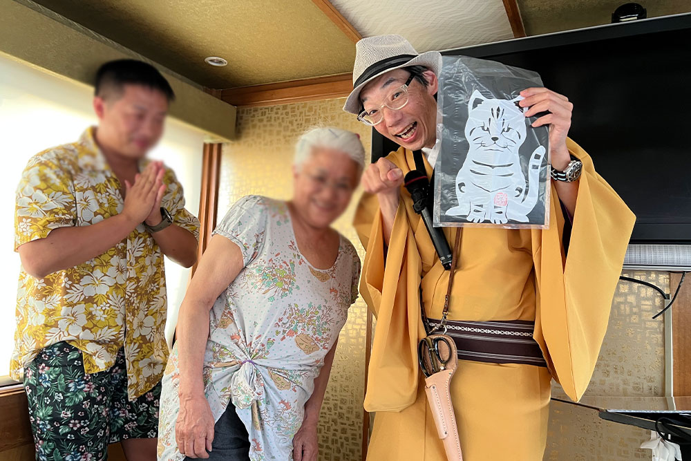 紙切り名人芸と漫談パフォーマンス