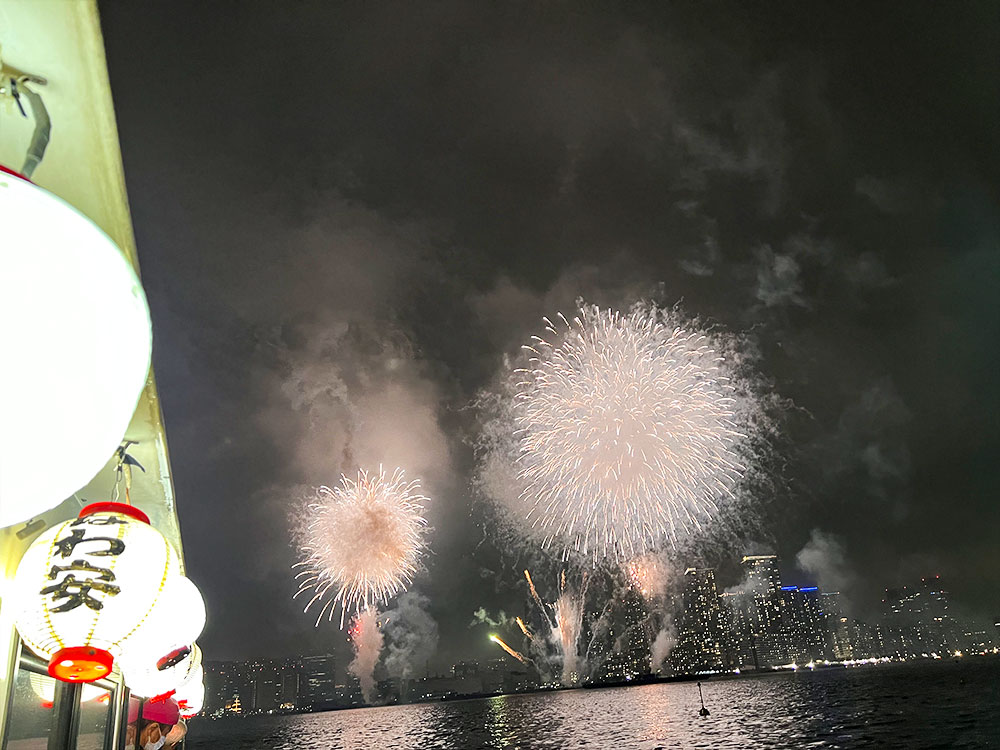 東京湾大華火祭を屋形船から鑑賞する様子